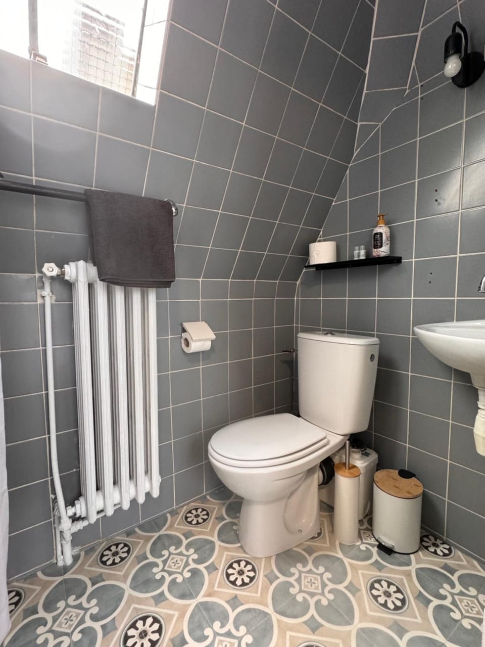 Toilet, Bathroom, towels