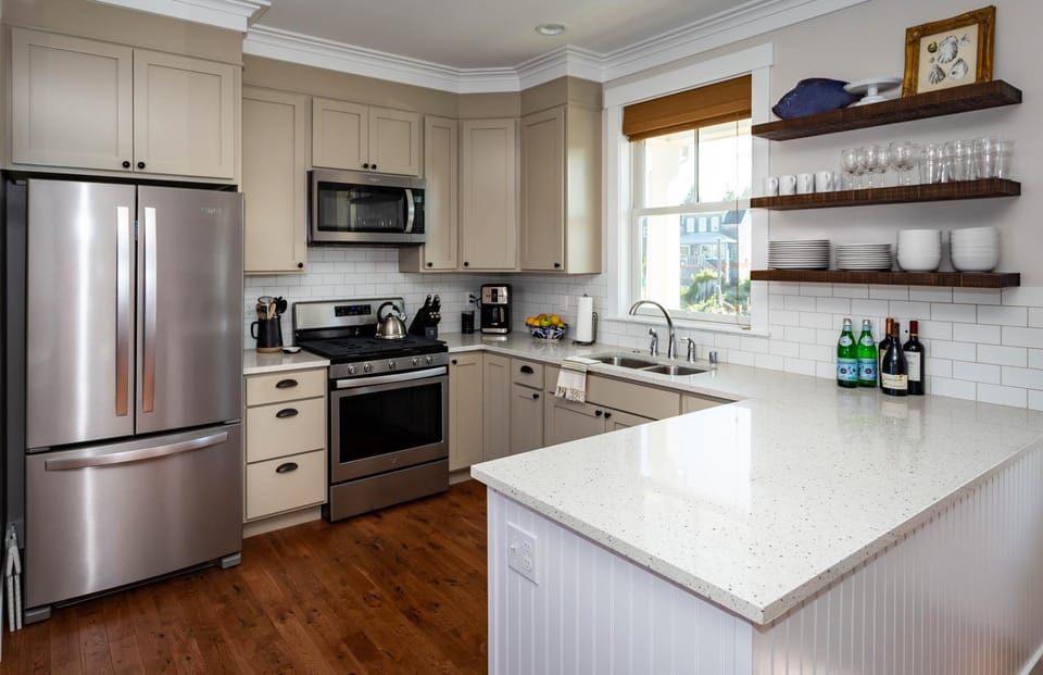 Coffee/tea facilities, Kitchen or kitchenette, dishwasher, oven, stove