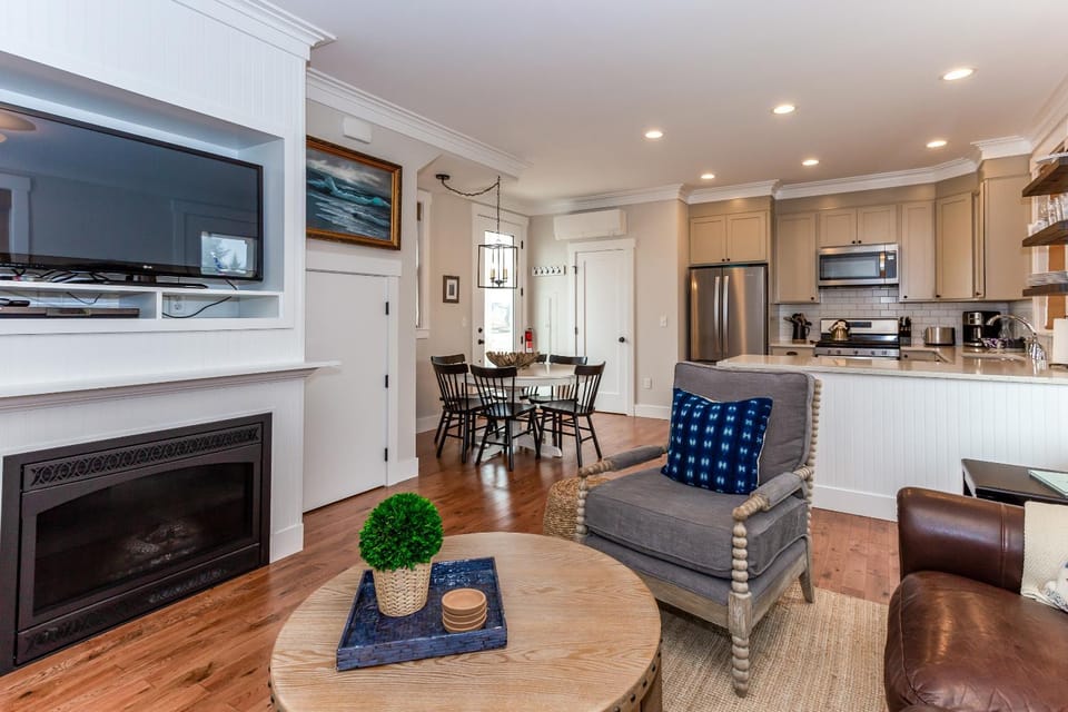 TV and multimedia, Kitchen or kitchenette, Living room, Seating area, Dining area, stove