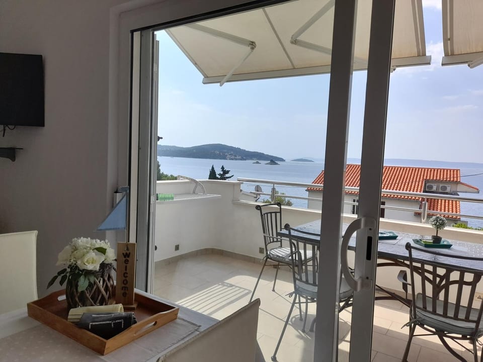 Natural landscape, View (from property/room), Seating area, Dining area, Sea view