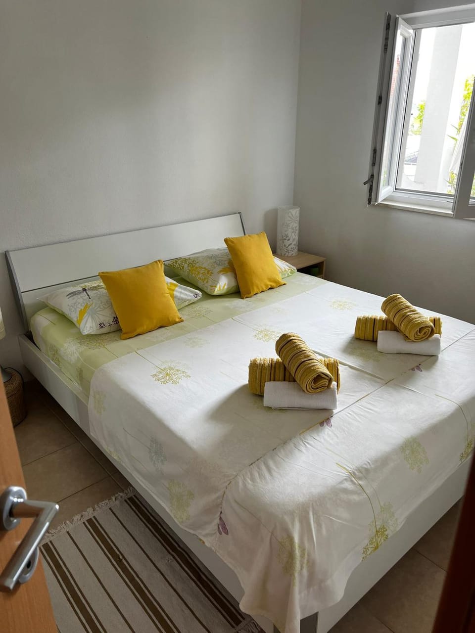 Bed, Bedroom, towels