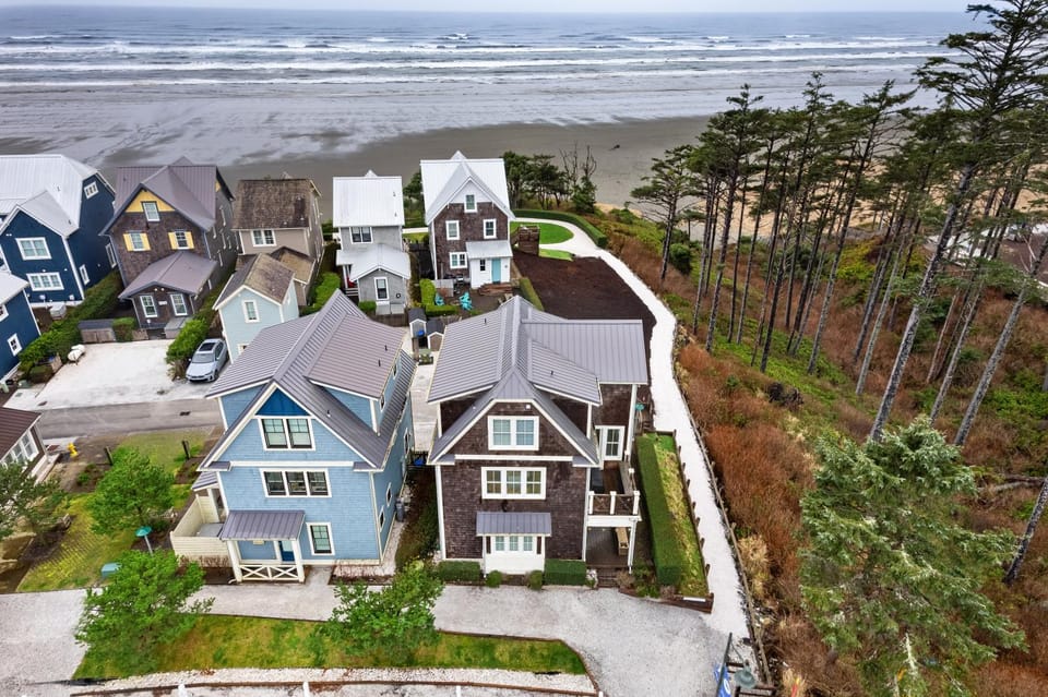 Property building, Day, Neighbourhood, Natural landscape, Bird's eye view, Sea view