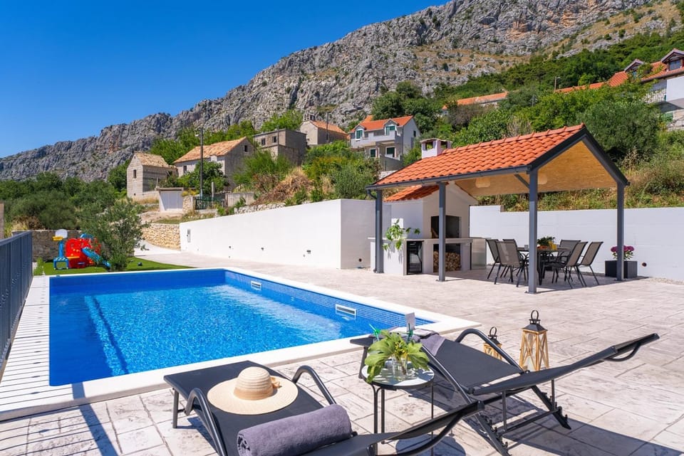 Property building, BBQ facilities, Garden, Swimming pool