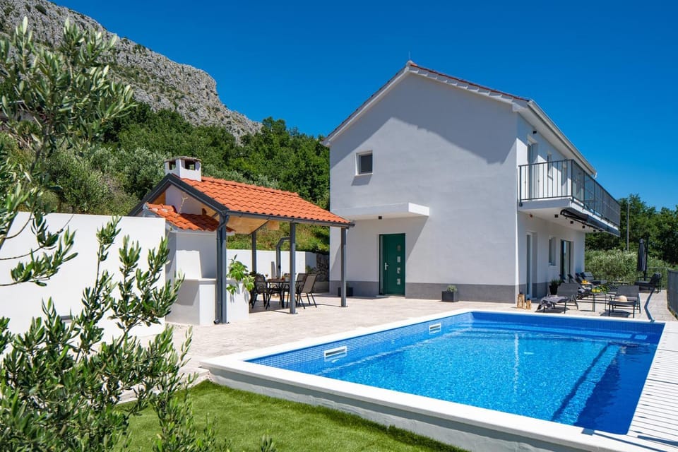 Property building, Patio, Spring, Day, Natural landscape, Mountain view, Pool view, Swimming pool, sunbed