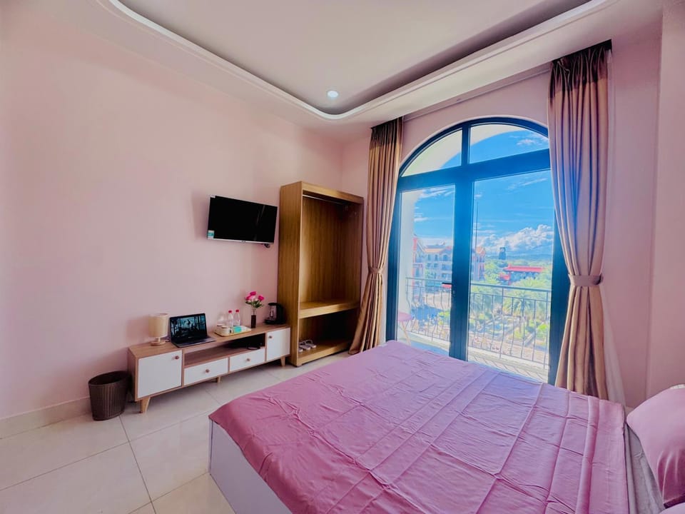 Bed, TV and multimedia, Photo of the whole room, Bedroom