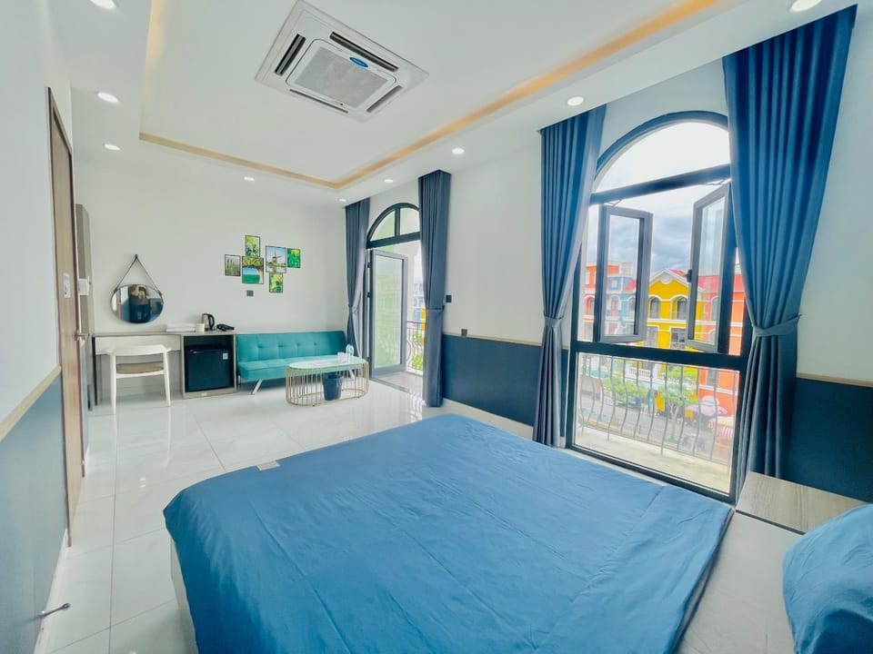 Bed, Photo of the whole room, Seating area, Bedroom, air conditioner