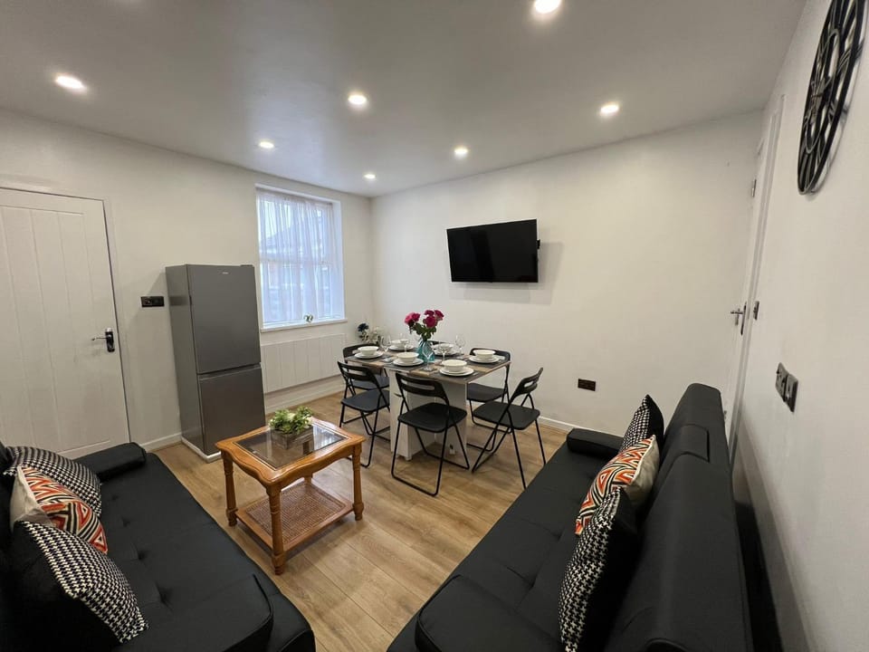 Communal lounge/ TV room, TV and multimedia, Living room, Dining area