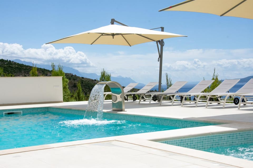 Natural landscape, Hot Tub, Mountain view, Pool view, Swimming pool, sunbed