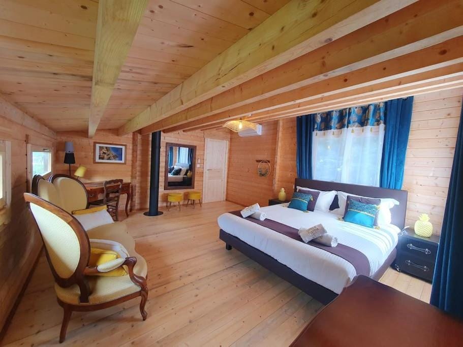 Bed, Photo of the whole room, Seating area, Bedroom