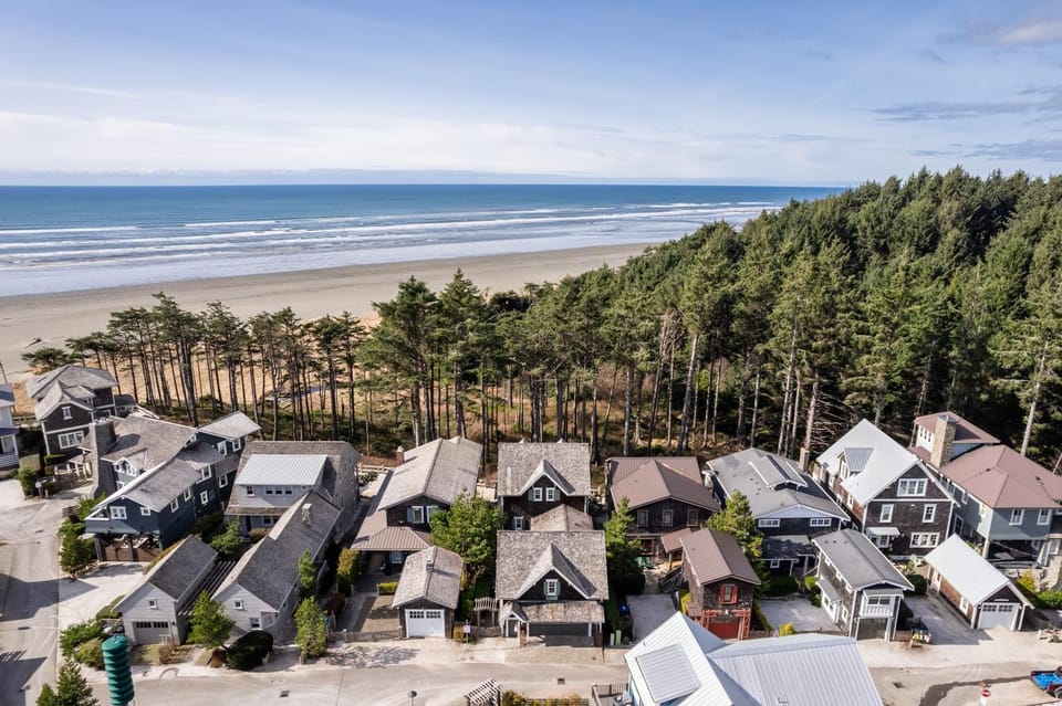 Property building, Day, Natural landscape, Beach, Sea view, Location