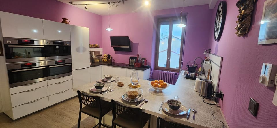 Coffee/tea facilities, Kitchen or kitchenette, Food and drinks, Dining area, oven, stove, toaster