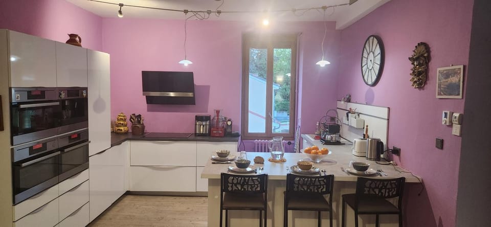 Coffee/tea facilities, Dining area, dishwasher, oven, toaster