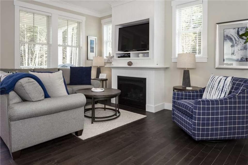 Communal lounge/ TV room, TV and multimedia, Living room, Seating area, Evening entertainment
