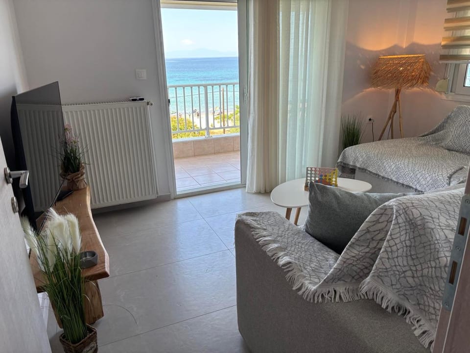 TV and multimedia, Living room, Seating area, Sea view