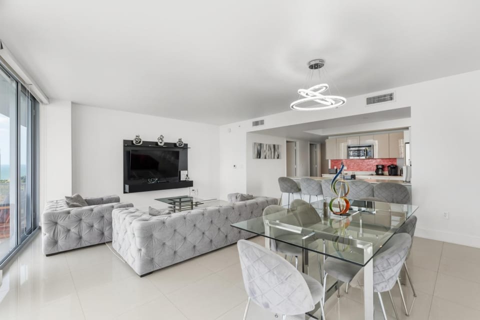 TV and multimedia, Kitchen or kitchenette, Living room, Seating area, Dining area