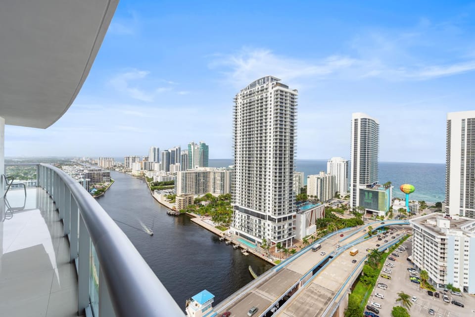 Property building, Day, Bird's eye view, City view, Sea view