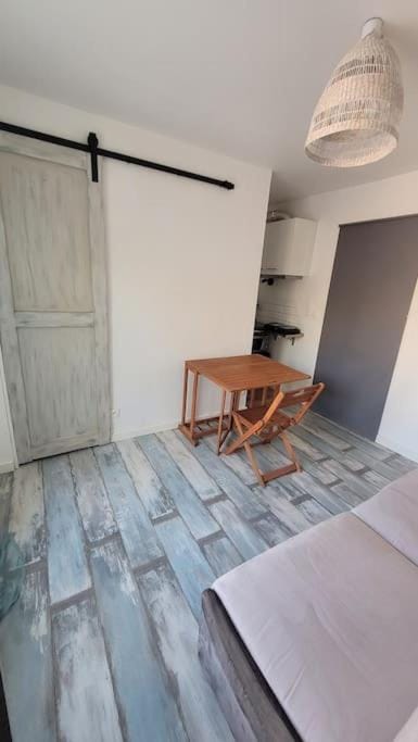 studio avec extérieur Apartment in Solliès-Toucas