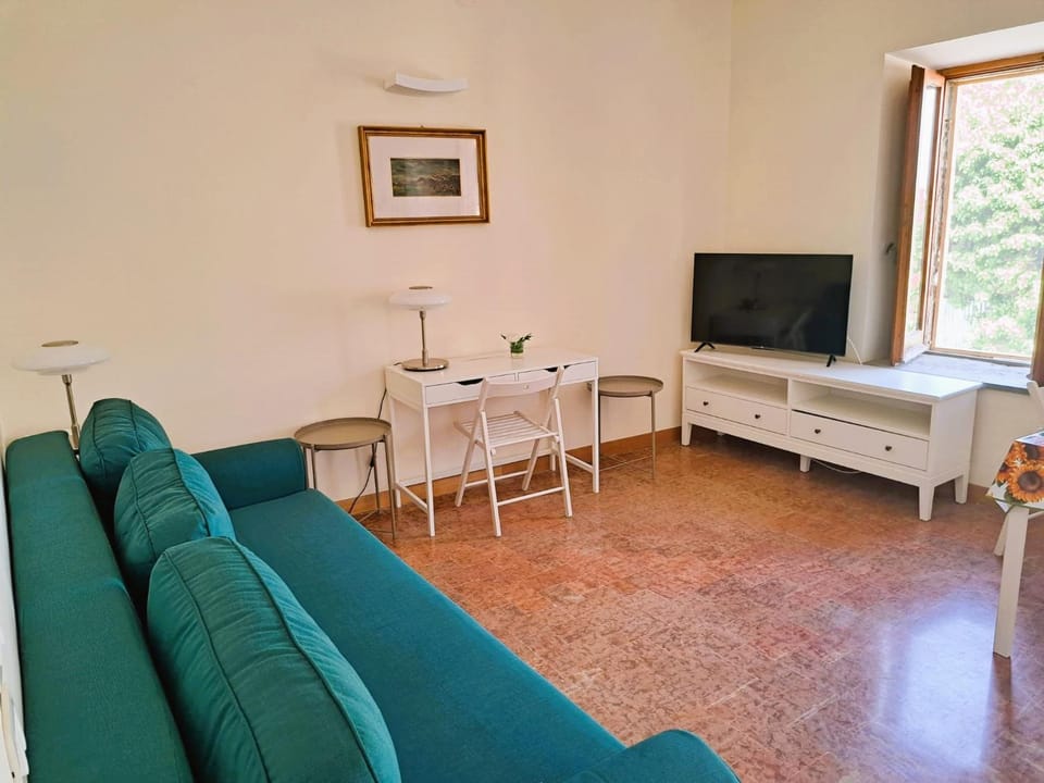Communal lounge/ TV room, TV and multimedia, Living room, Seating area, Dining area