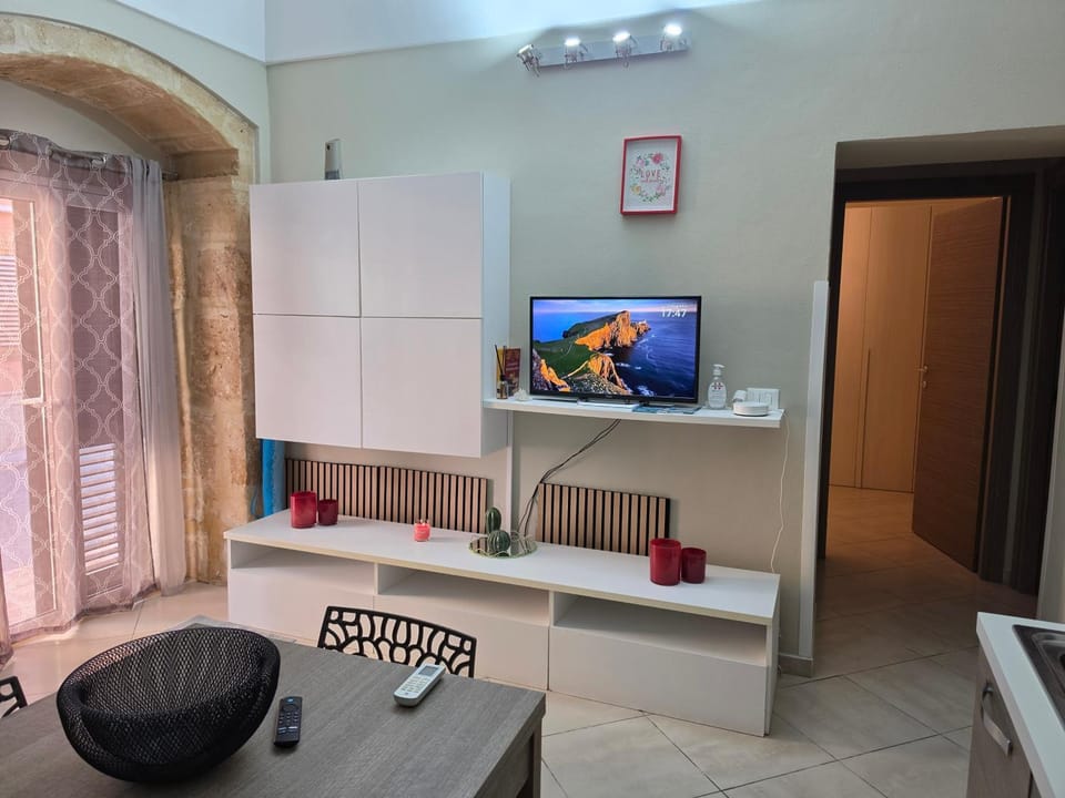 TV and multimedia, Kitchen or kitchenette, Living room, Seating area
