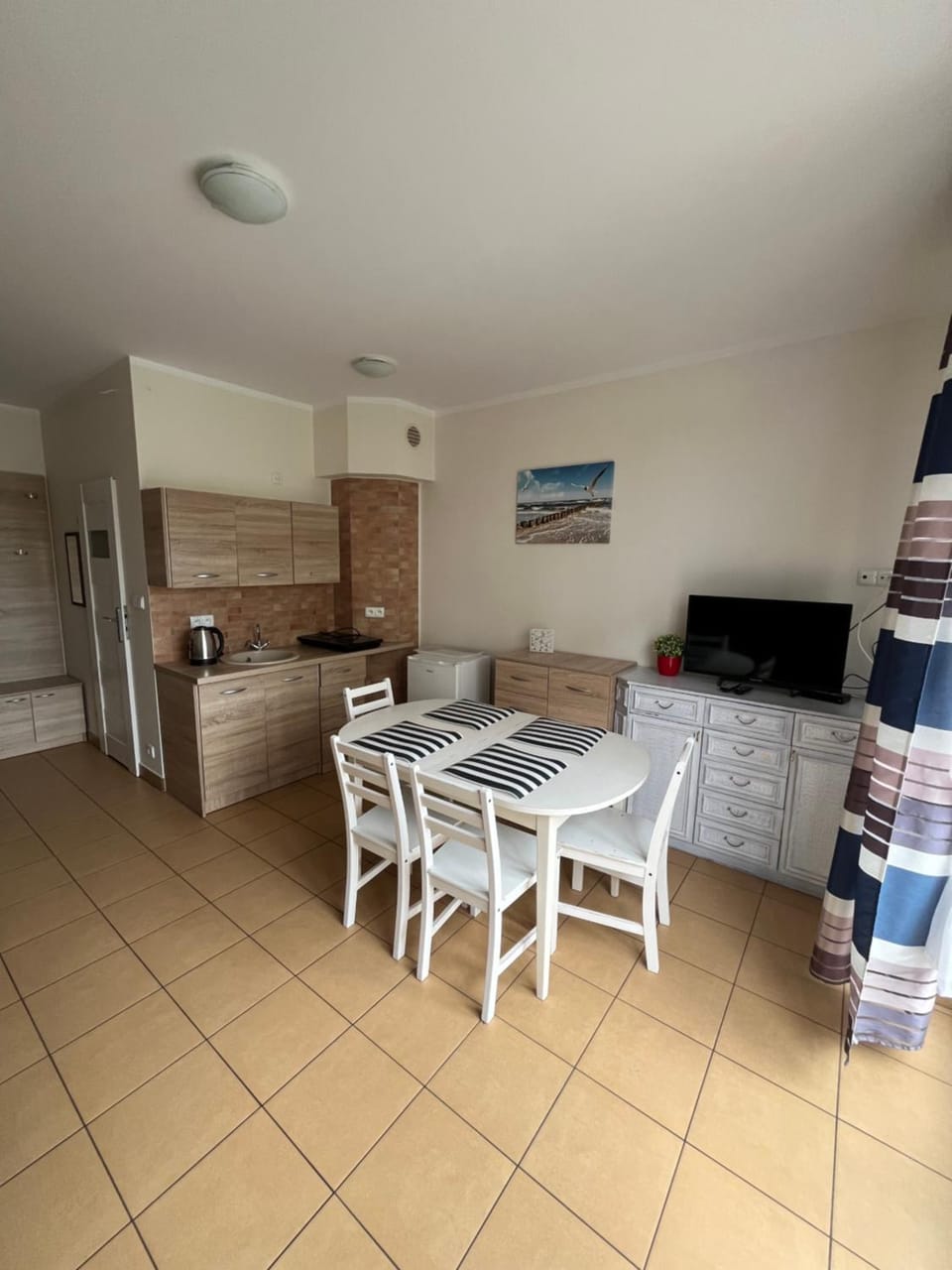 Kitchen or kitchenette, Seating area, Dining area, oven, stove