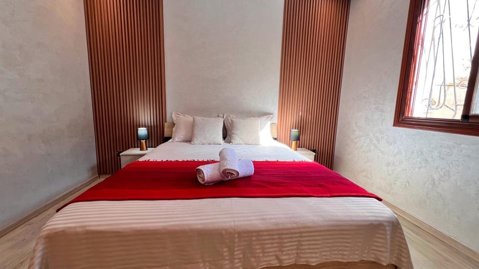 Bed, Photo of the whole room, Bedroom, towels