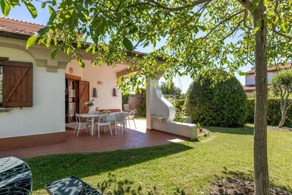 Property building, Patio, Spring, Day, Garden, Dining area, Garden view