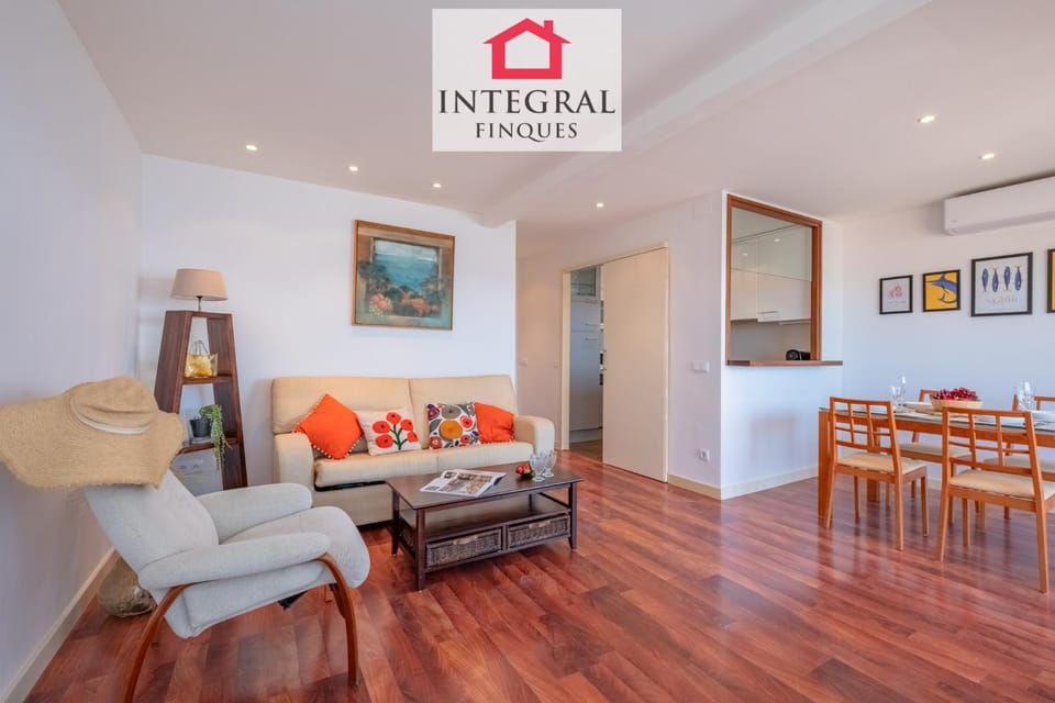 Living room, Photo of the whole room, furniture, pet friendly, air conditioner