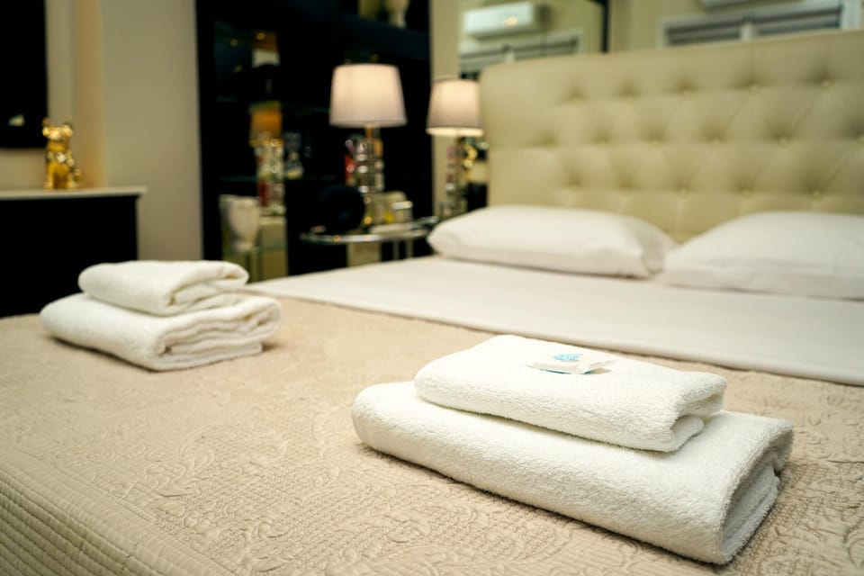 Bed, Bedroom, towels