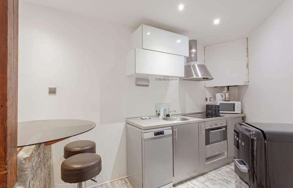 Modern 2BD Apartment 14 mins to the Eiffel Tower Apartment in Paris