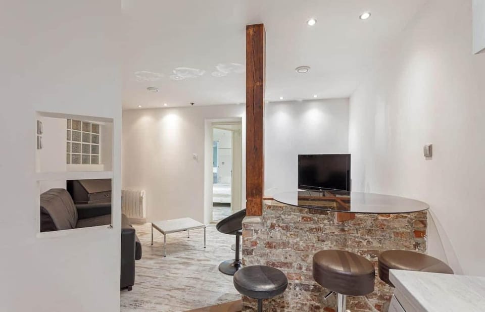 Modern 2BD Apartment 14 mins to the Eiffel Tower Apartment in Paris