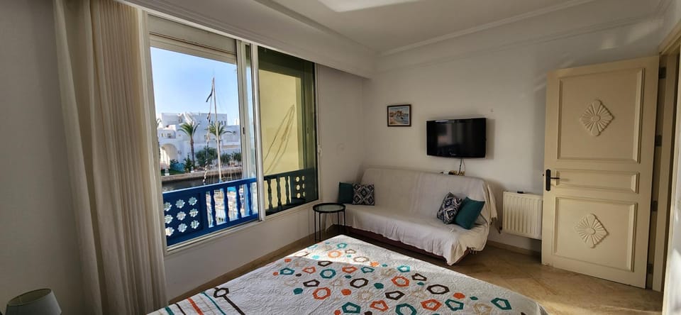 Bed, TV and multimedia, View (from property/room), Photo of the whole room, Bedroom