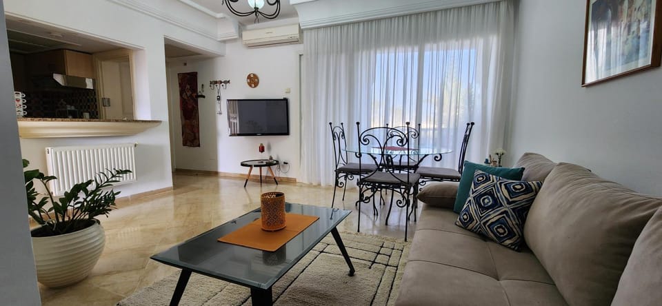 TV and multimedia, Kitchen or kitchenette, Living room, Seating area, Dining area