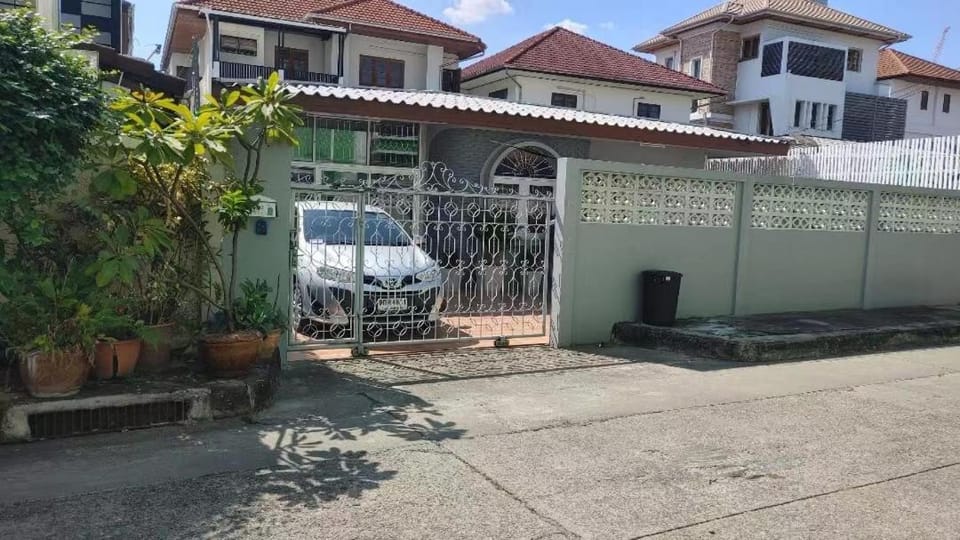 Property building, Quiet street view