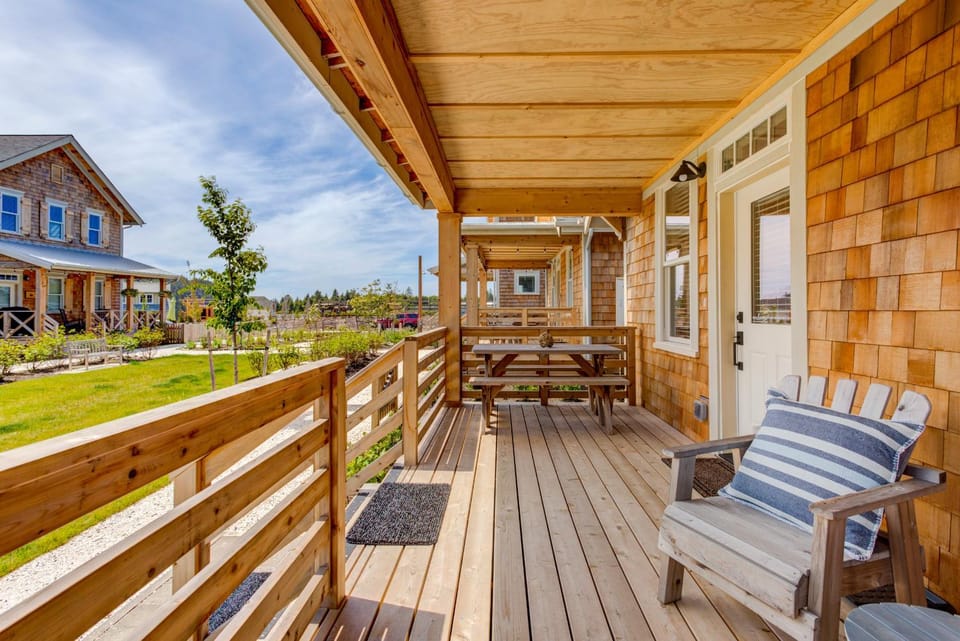 Property building, Patio, Day, View (from property/room), Balcony/Terrace, Seating area