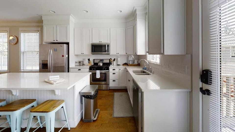 Kitchen or kitchenette, Dining area, dishwasher, oven, pet friendly, stove