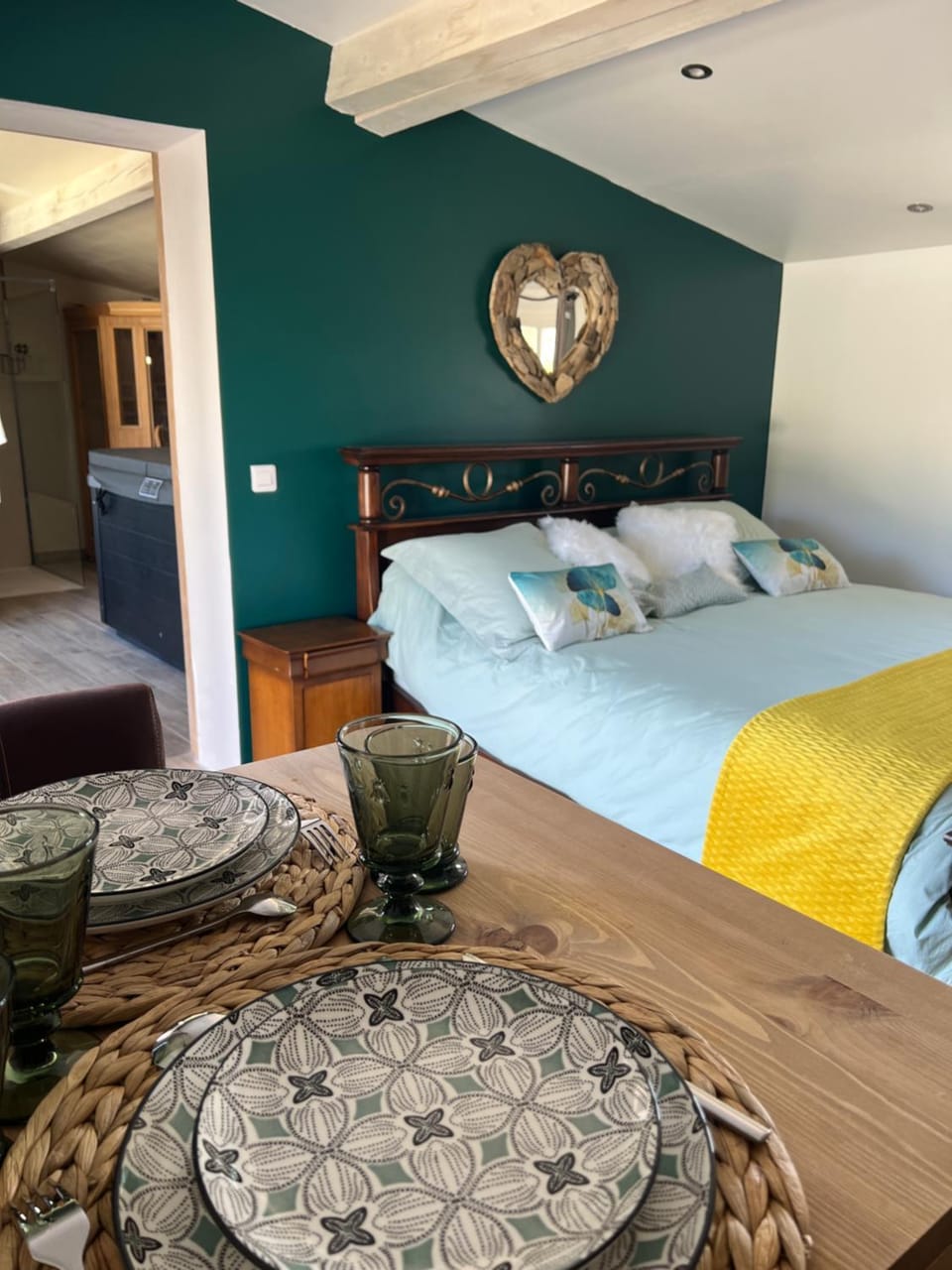 Bed, Photo of the whole room, Bedroom