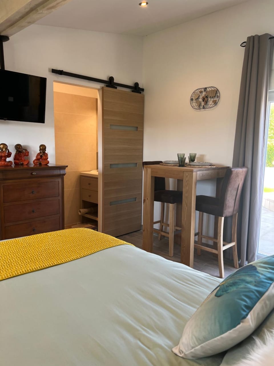 Bed, Kitchen or kitchenette, Photo of the whole room, Dining area, Bedroom, wardrobe