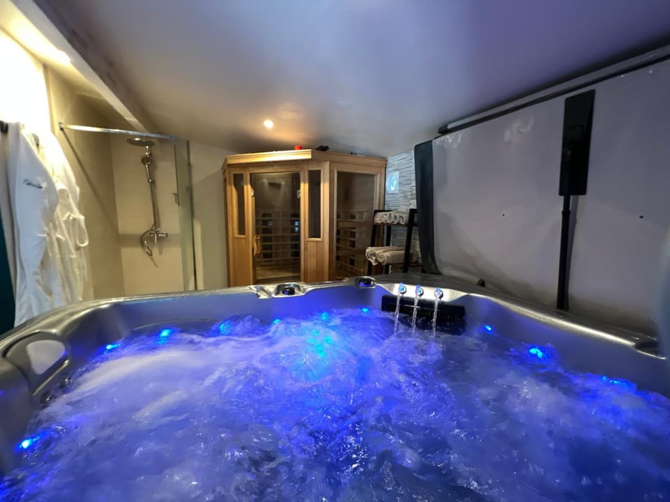 Hot Tub, Sauna, Bathroom, Spa and wellness centre/facilities, Bath