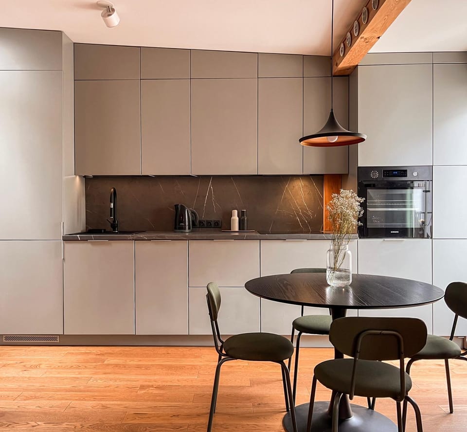 Kitchen or kitchenette, Dining area