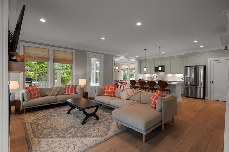 TV and multimedia, Kitchen or kitchenette, Living room, Seating area, Dining area