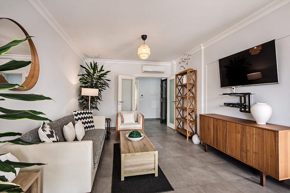 TV and multimedia, Living room, Seating area, air conditioner