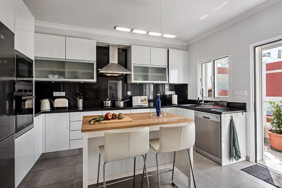 Coffee/tea facilities, Kitchen or kitchenette, Dining area, dishwasher, oven, stove, toaster