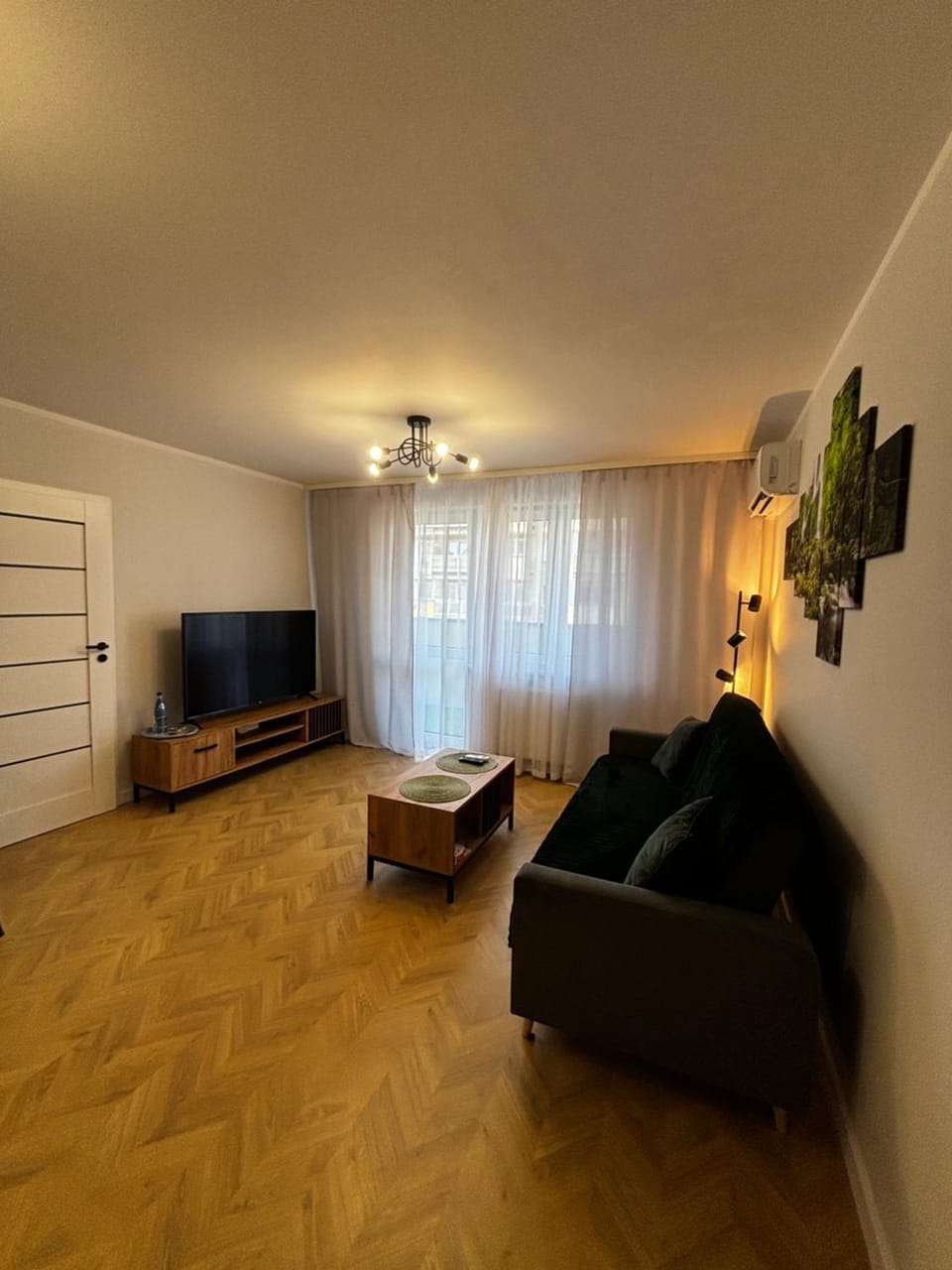 Communal lounge/ TV room, TV and multimedia, Living room, Seating area, Evening entertainment