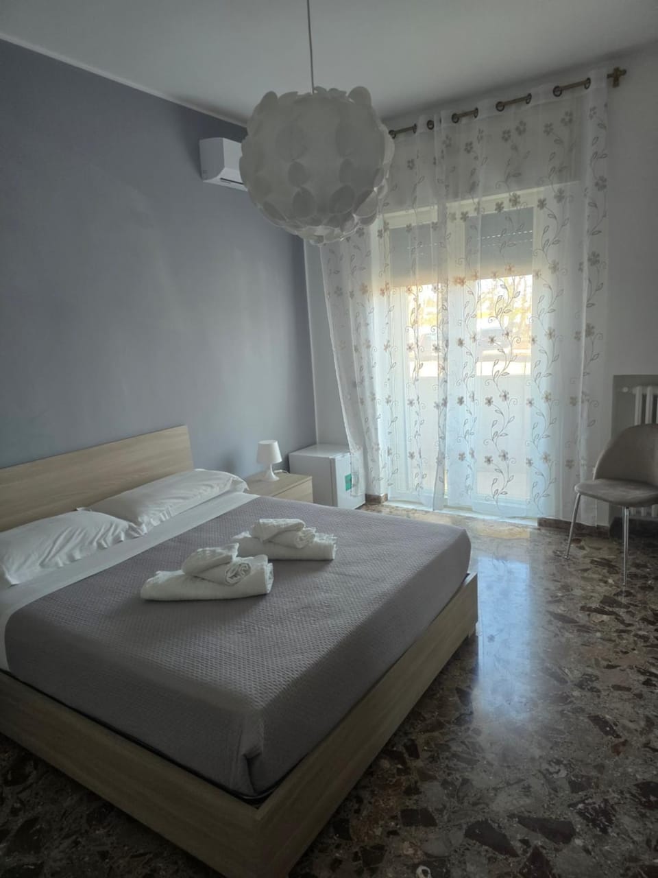 Bed, TV and multimedia, Bedroom, towels