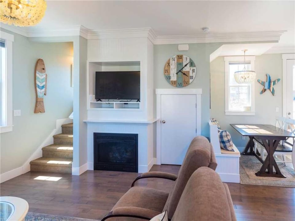 TV and multimedia, Kitchen or kitchenette, Living room, Seating area, Dining area