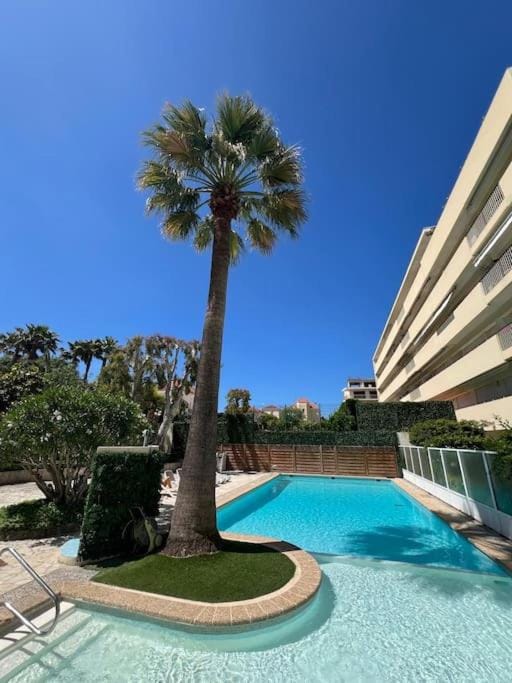 Élégant 2 pièces à Antibes à 30m de la plage avec piscine Apartment in Antibes