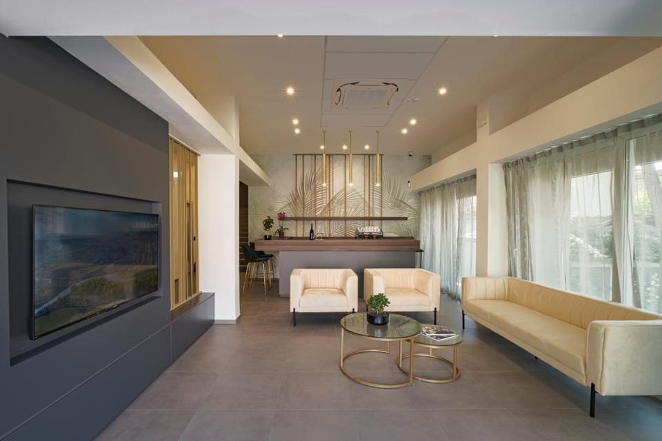 Living room, Lounge or bar, Internal: Not applicable to any particular room