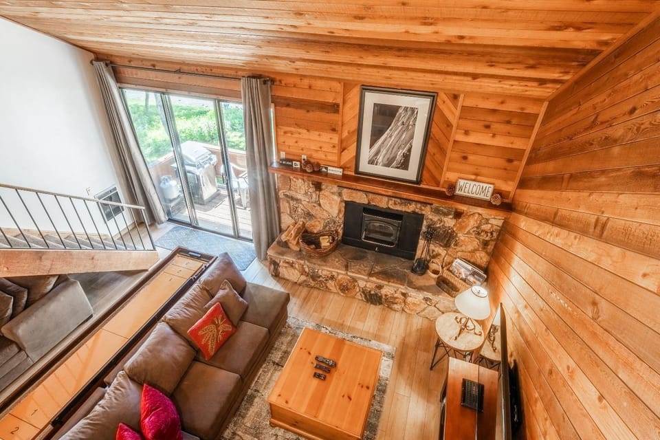 Snowflower #79 - Updated 2 Bedroom & Loft, 3 Bath, Sleeps 8, Steps away from Free Town Shuttle House in Mammoth Lakes