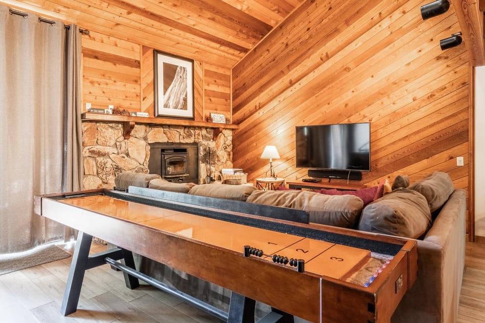 Snowflower #79 - Updated 2 Bedroom & Loft, 3 Bath, Sleeps 8, Steps away from Free Town Shuttle House in Mammoth Lakes