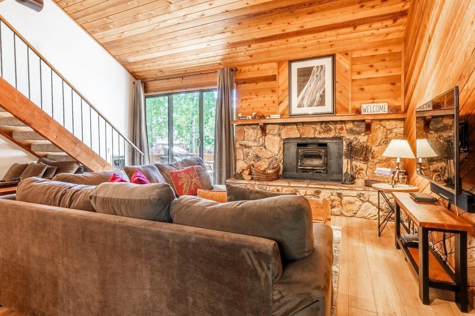 Snowflower #79 - Updated 2 Bedroom & Loft, 3 Bath, Sleeps 8, Steps away from Free Town Shuttle House in Mammoth Lakes